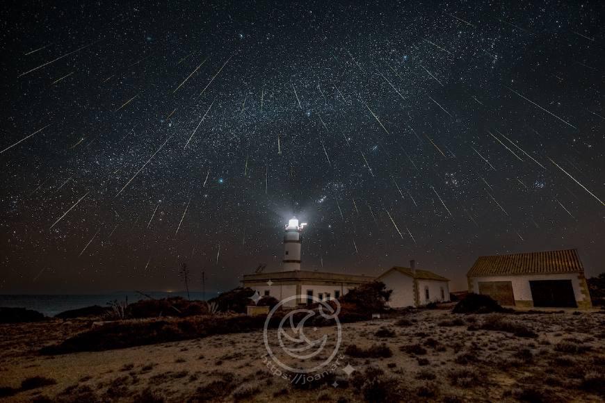 El faro de Cap de Ses Salines bajo la Vía Láctea. Una noche mágica en Mallorca, donde la constelación de Orión y las Gemínidas iluminan el cielo.