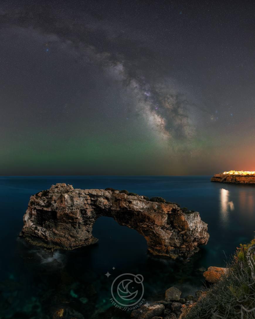 La Vía Láctea crea un marco celestial sobre el icónico arco de Es Pontàs. El núcleo galáctico se alinea perfectamente con Cala Llombards, creando una composición cósmica única.