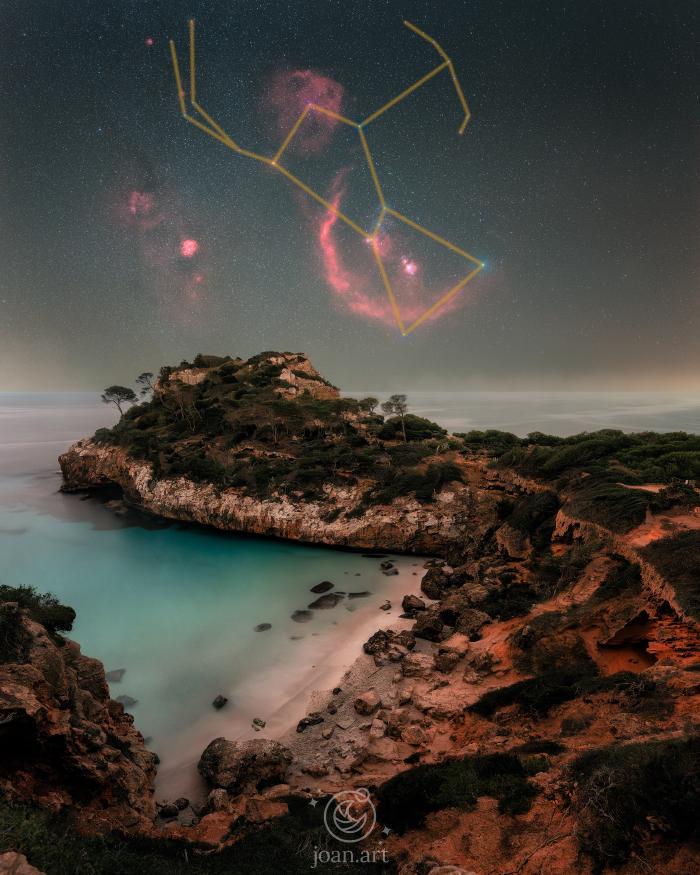 Vista nocturna desde Caló des Moro en Mallorca con la constelación de Orión sobre el mar y formaciones rocosas en primer plano